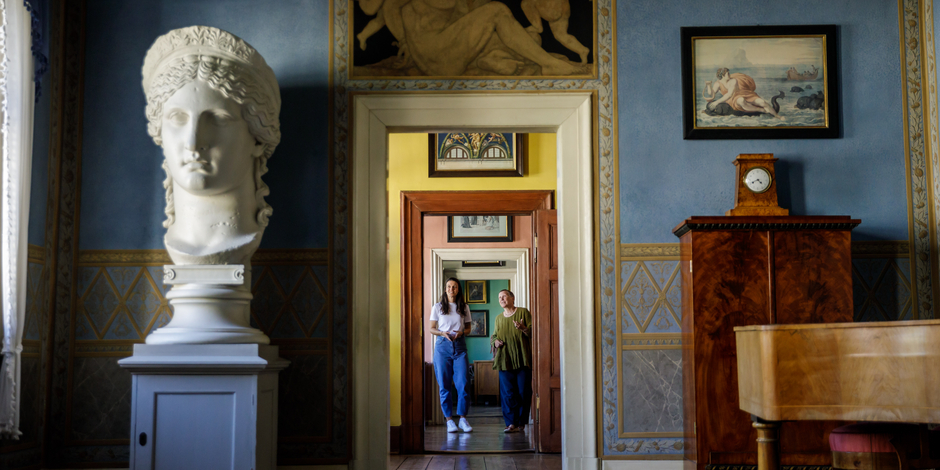Goethes Wohnhaus Ansicht einer Zimmerflucht mit einer Statue links im Bild
