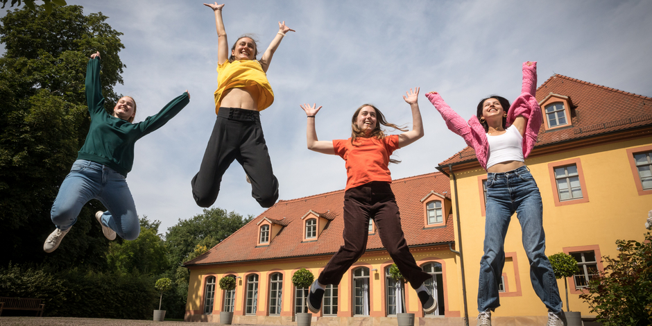 Bildung und Vermittlung Junge Menschen springen vor dem Wielandgut Oßmannstedt in die Höhe