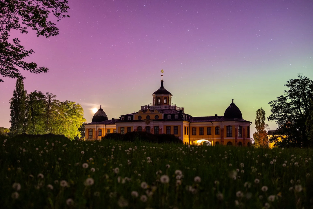 Polarlichter über dem Schloss Belvedere Im Mai 2024 waren am Weimarer Nachthimmel pinkliche bis gelbgrünliche Polarlichter über dem Schloss Belvedere zu sehen.
