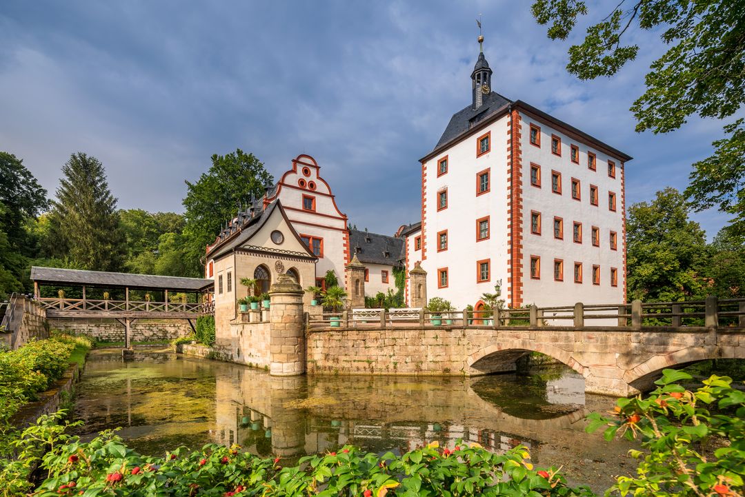 Schloss und Park Kochberg Schloss Kochberg mit Wassergraben und Holzbrücke