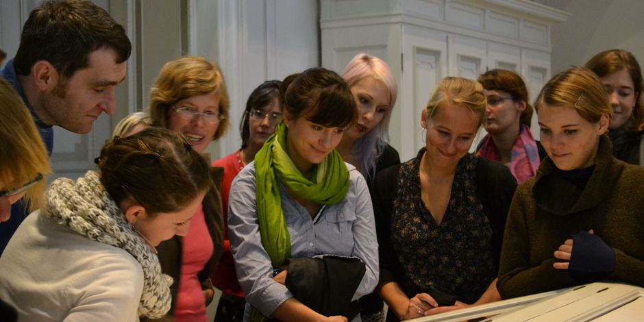 Klassik Kolleg 2012 Teilnehmerinnen und Teilnehmer des Klassik Kollegs 2012 während einer Führung in der Ausstellung des Goethe- und Schiller-Archivs Weimar