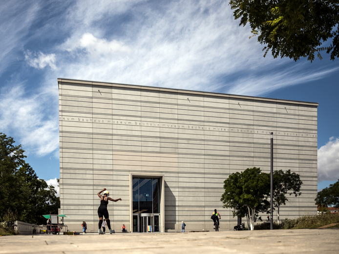 Vor dem Museumsbau liegt ein Platz, den Skater, Radfahrer und Spaziergänger nutzen