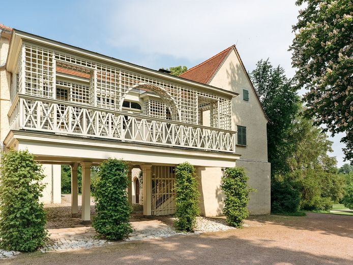 Schloss Tiefurt Zwei Gebäudeteile eines Schlosses werden durch einen Altangang verbunden