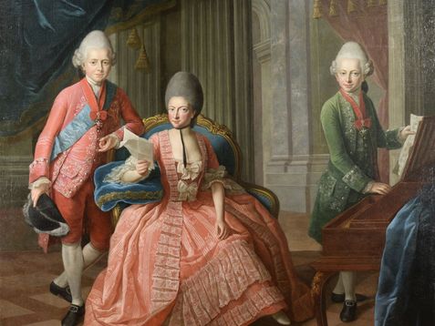 Anna Amalia und ihre Söhne Carl August und Friedrich Ferdinand Constantin Das Rokokoporträt zeigt drei Personen: In der Mitte sitzt eine Frau in einem rosa Kleid, hinter ihr stehen zwei Männer.