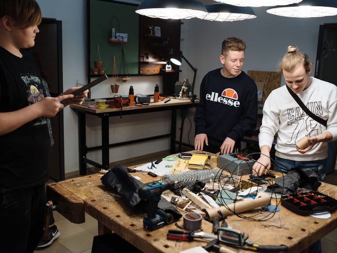 Schüler*innen machen sich mit den Materialien vertraut.