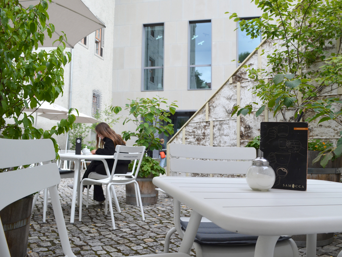 Café Samocca Ein weißer Tisch mit Stühlen