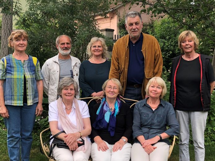 Vorstand Grüne Wahlverwandtschaften e.V. Gruppenbild des Vorstands Grüne Wahlverwandtschaften e.V.: drei Frauen auf einer Bank sitzend und dahinter drei Frauen und zwei Männer stehend