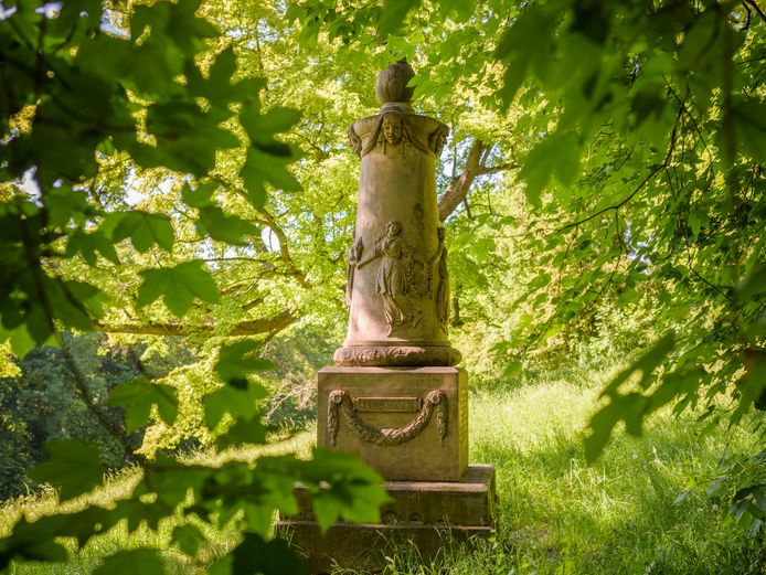 Park an der Ilm Blick auf das Euphrosyne-Denkmal im Grünen
