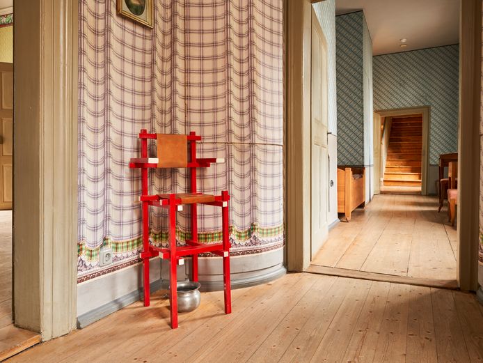 Schillers Wohnhaus Roter Stuhl im historischen Wohnräumen