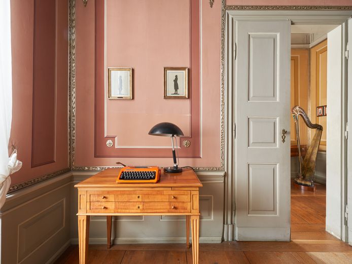 Wittumspalais Orange Schreibmaschine auf historischem Holzarbeitstisch