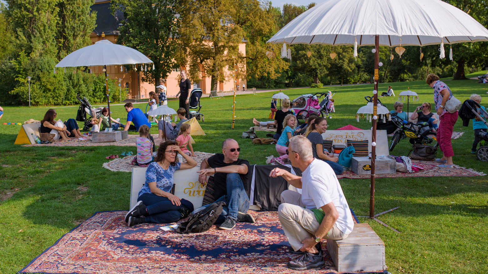 Sonniges Beisammensein beim Picknick auf der Ilmparkwiese