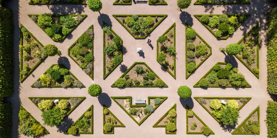 Schloss und Park Belvedere Blick von oben auf den Amorgarten