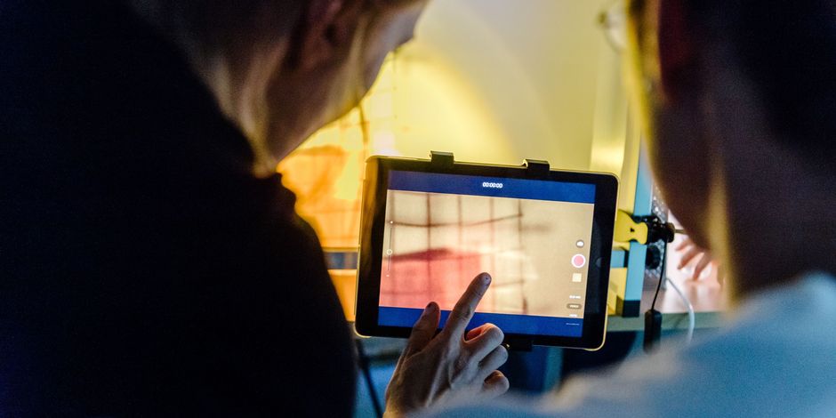 Zwei Personen nehmen gemeinsam eine Lichtinstallation mit einem Tablet auf