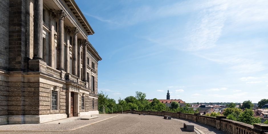 Goethe- und Schiller-Archiv Blick entlang des Goethe- und Schiller-Archivs über die Terrasse und das Stadtschloss