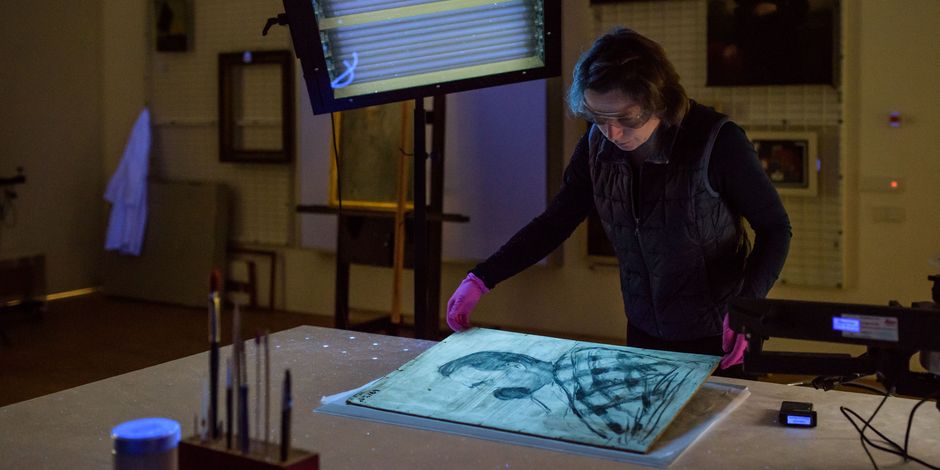 Gemälderestaurierung Eine Restauratorin bereitet eine UV-Licht-Untersuchung vor.