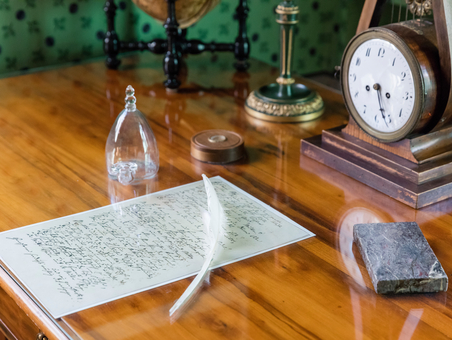 Schillers Wohnhaus Schillers Schreibtisch mit Schreibfeder