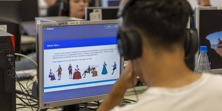 Onlinekurs in der Schule Schüler sitzt vor dem PC und führt den Onlinekurs durch