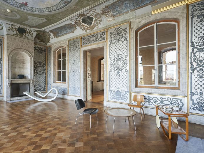 Schloss Belvedere Modernes Möbelstück im barocken Schlosssalon
