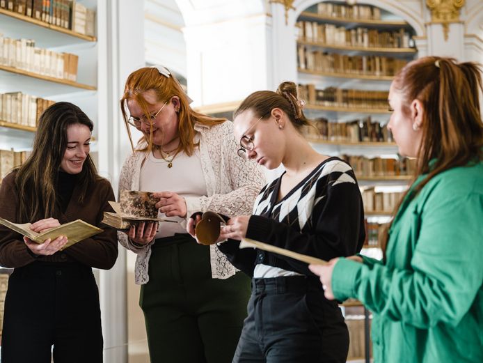 Beim Rundgang im Rokokosaal der Bibliothek
