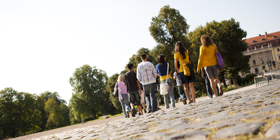 Rundgang durch Weimar Gruppe Jugendlicher läuft gemeinsam in eine Parkkulisse