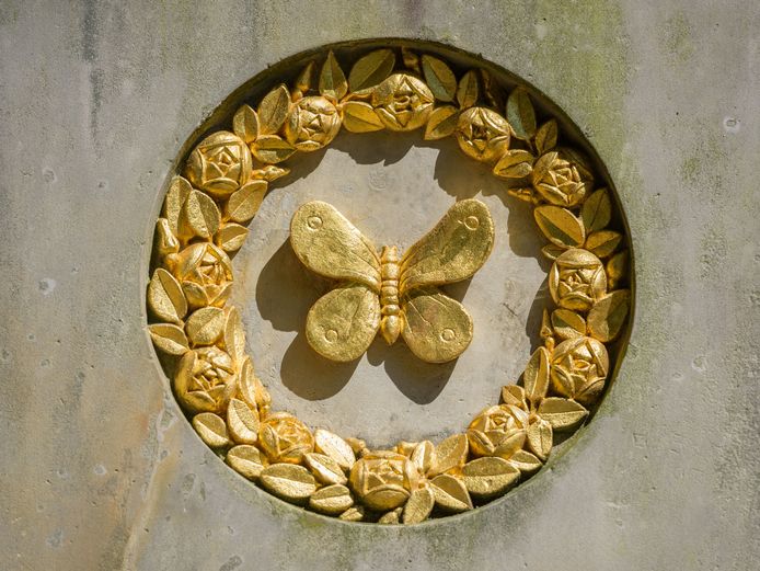 Wielandgut Oßmannstedt Detailaufnahme: Goldener Schmetterling auf dem Oßmannstedter Grabmal