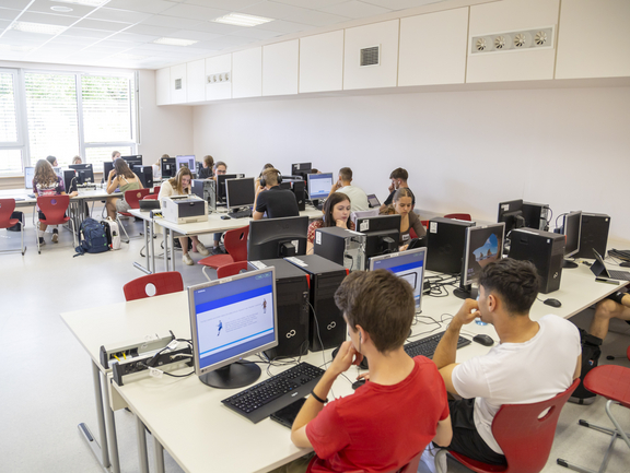 Online-Kurs Weimarer Klassik  Schüler*innen sitzen im Computerraum.