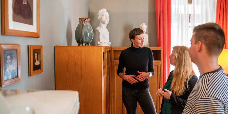 Nietzsche-Archiv Besucherinnen und Besucher im Arbeitszimmer