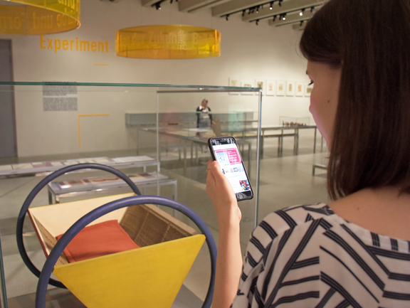 App Weimar+ Jetzt Frau nutzt die App auf ihrem Smartphone im Bauhaus-Museum Weimar