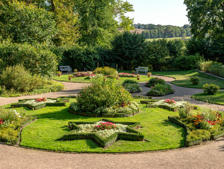 Schloss und Park Kochberg Bunt bepflanzte Blumenbeete am Blumentheater