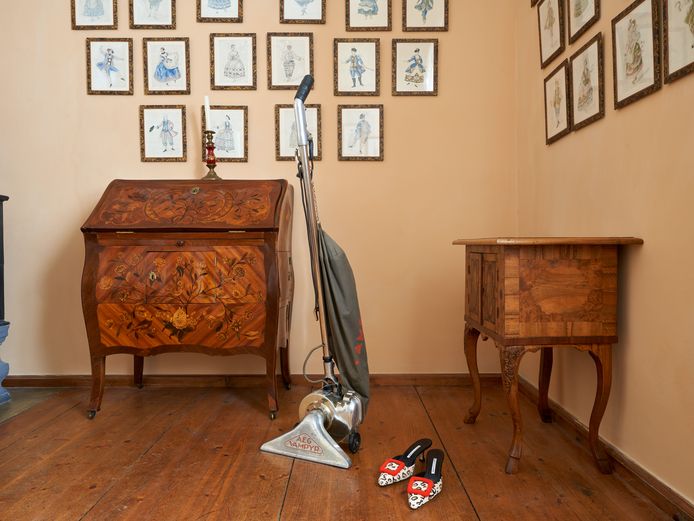 Wittumspalais Staubsauger und leopardene Highheels in historischen Räumen