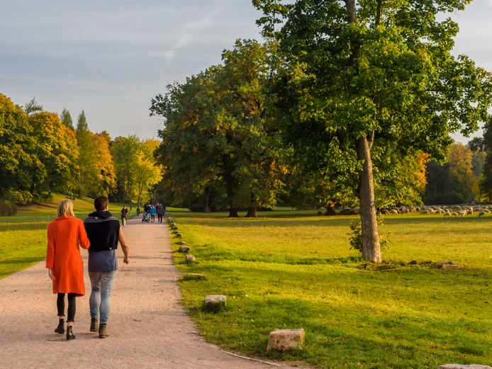 Park an der Ilm Ein junges Paar schlendert durch den Park an der Ilm.