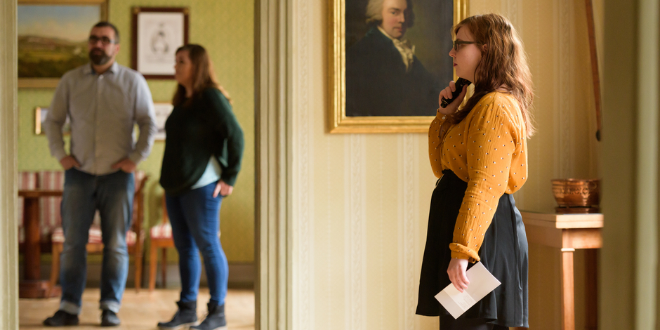 Besuch in Schillers Wohnhaus Eine Frau erkundet Schillers Wohnhaus mithilfe eines Audioguides