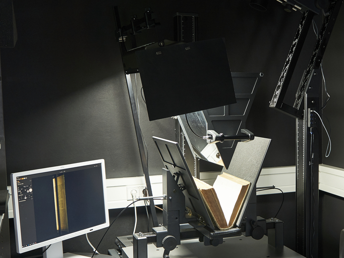 Buchspiegel mit offenem Buch Buchspiegel mit offenem Buch