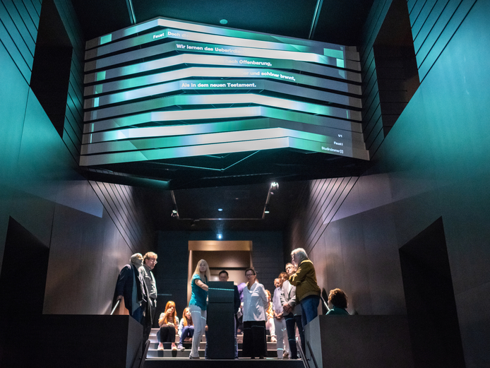 Goethe-Nationalmuseum 'Lebensfluten - Tatensturm' Besuchergruppe an der interaktiven Faust-Suchmaschine