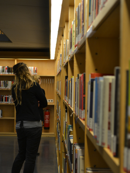 Forschen und Arbeiten in Weimar Nutzerinnen vor Bücherregalen im Studienzentrum der Herzogin Anna Amalia Bibliothek Weimar