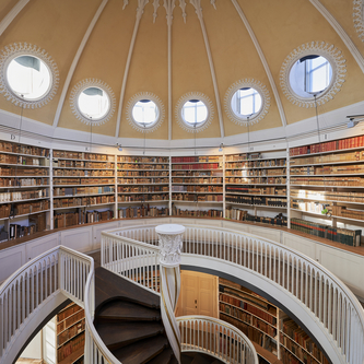 Blick in die Kuppel und oberste Etage des Bücherturms mit der hier aufgestellten Militärbibliothek