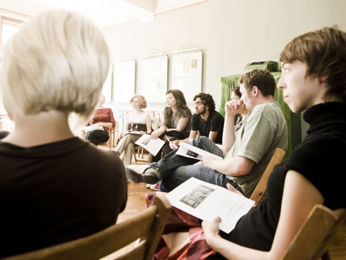 Seminar der Bauhaus Sommerakademie im Nietzsche-Archiv Weimar. Die Gruppe sitzt im Halbkreis und hört zu.
