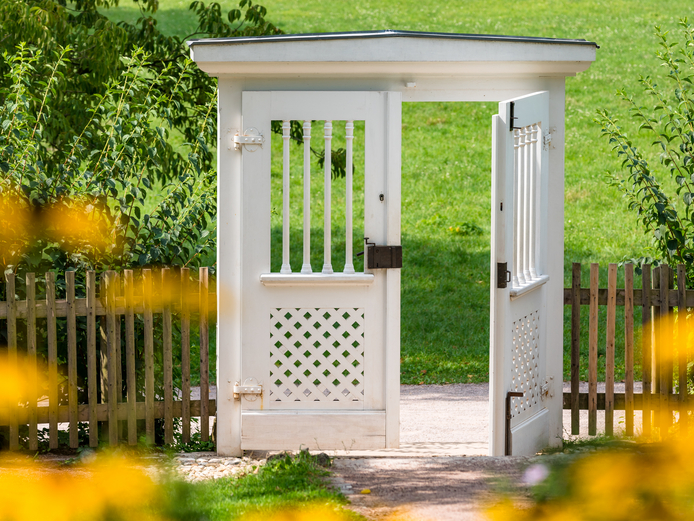Goethes Gartenhaus Das geöffnete Gartentor zu Goethes Gartenhaus