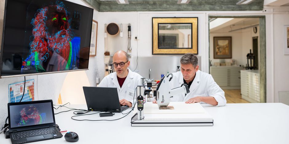 Graphic works restoration Restauratoren bei der Bestandsaufnahme