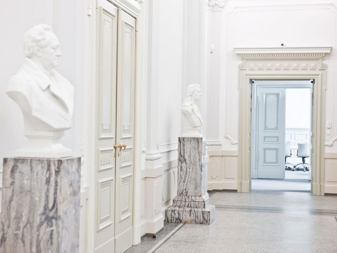 Büsten von Johann Wolfgang von Goethe und Friedrich von Schiller vor der Tür zum Mittelsaal