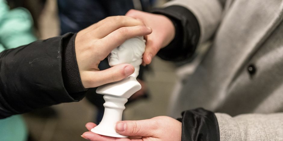 Barrierefreiheit in der Herzogin Anna Amalia Bibliothek Eine Hand ertastet eine Minatur-Büste von einer Herzogin