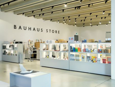 Bauhaus Store Einblick in den Museumshop im Bauhaus-Museum Weimar
