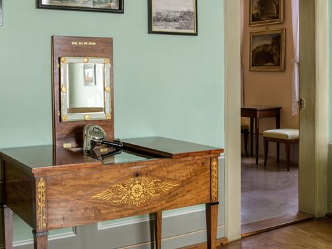 Fremde Freunde: Fön in Schloss Tiefurt Ein Haartrockner von um 1900 liegt auf einem Frisiertisch von um 1800.