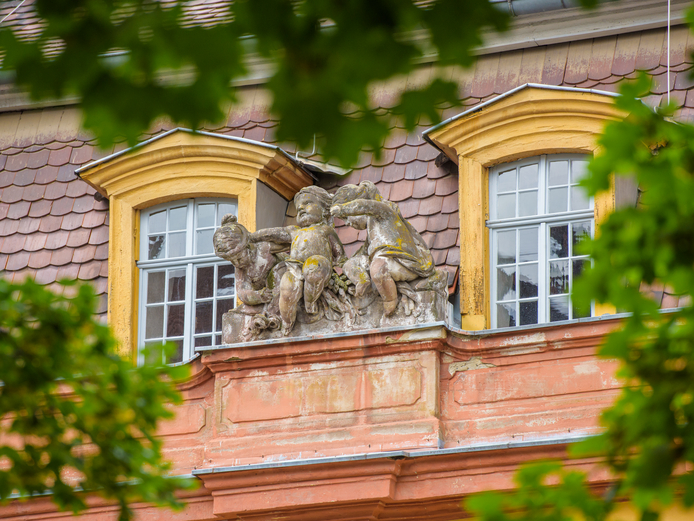 Wittumspalais Steinerne Putten balgen sich auf dem Dach des Wittumspalais