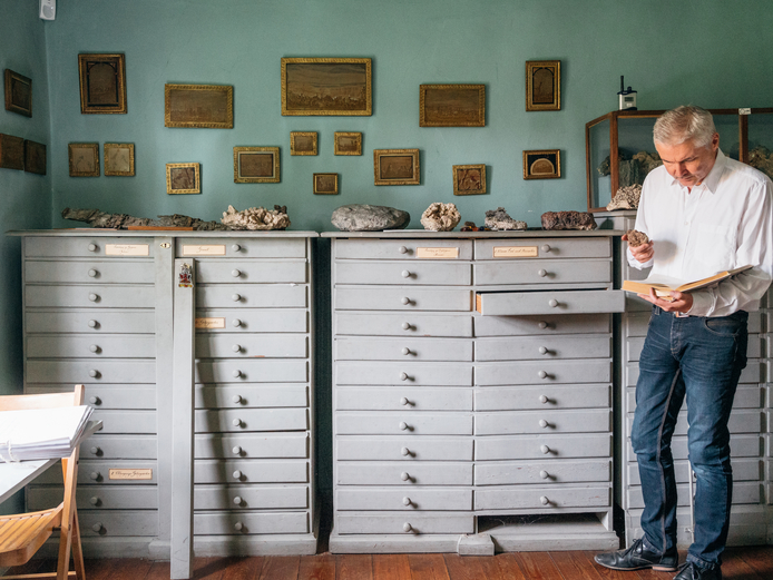 Forschung Ein Mitarbeiter der Klassik Stiftung Weimar studiert eine Gesteinsprobe.