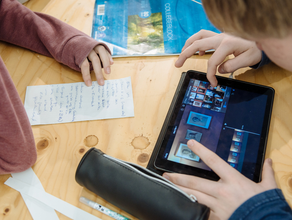 Videoschnitt am Tablet Zwei Jugendliche schneiden ihren Film am Tablet.