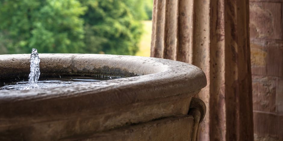 Römisches Haus Im östlichen Durchgang plätschert ein kleiner Brunnen.