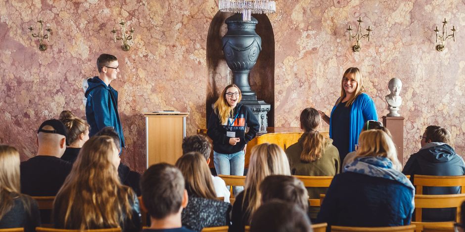 Bildung und Vermittlung Eine Schülergruppe besucht den Festsaal im Wittumspalais.