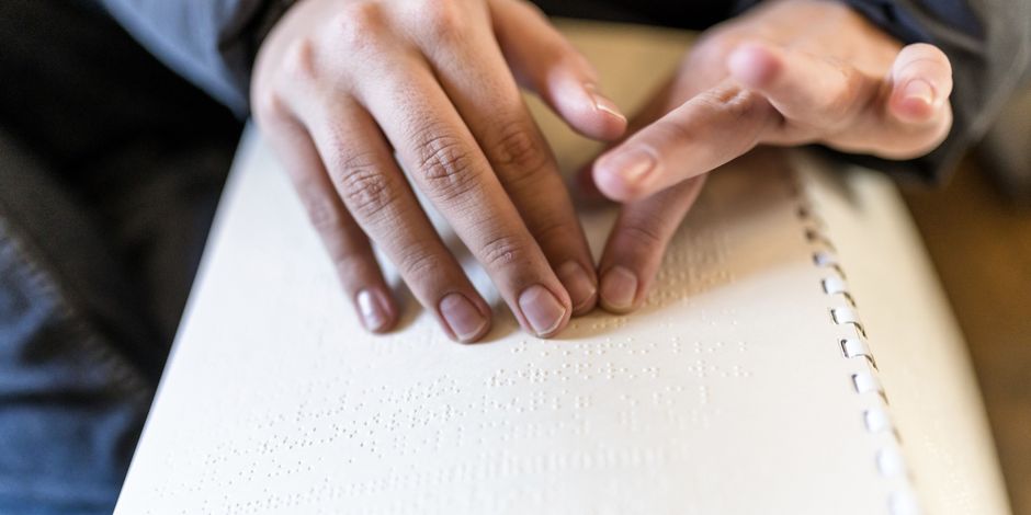 Herzogin Anna Amalia Bibliothek Finger tasten über die haptische Brailleschrift