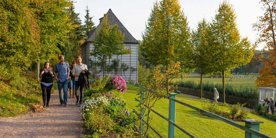 Bildung und Vermittlung Erwachsenengruppe läuft durch den blühenden Garten am Goethe Gartenhaus